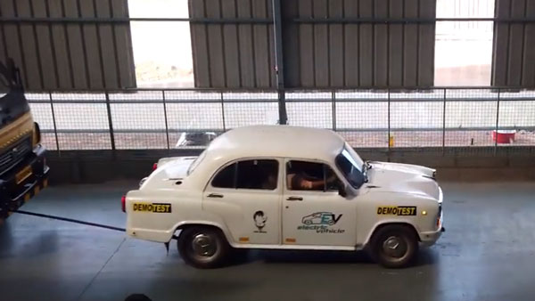 மின்சார காராக மாறிய அம்பாஸிடர்.. ஒரு கிமீ பயணிக்க 1 ரூபாயே போதும்.. பைக்கைவிட குறைவான பயண செலவு..