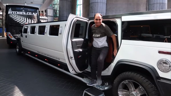 கனவில்கூட நினைத்து பார்க்க முடியாத ஹம்மர் லிமோசைன் காரில் பயணித்த இந்தியர்கள்... எப்படி தெரியுமா..?