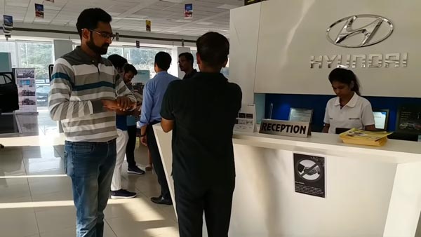 எல்லாரும் காத்து கிடந்த காரின் டெலிவரி தொடங்கியாச்சு... இவ்ளோ வசதி இருந்தா யாருக்குதான் பிடிக்காது