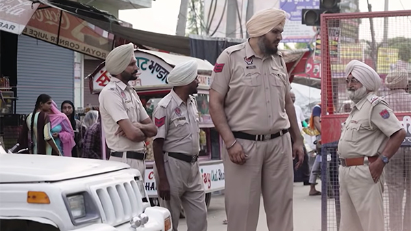 அரசு வழங்கிய காரில் செல்ல முடியாமல் தவித்த போலீஸ்.. பிரச்னையை தீர்க்க என்ன செய்தார் தெரியுமா..?