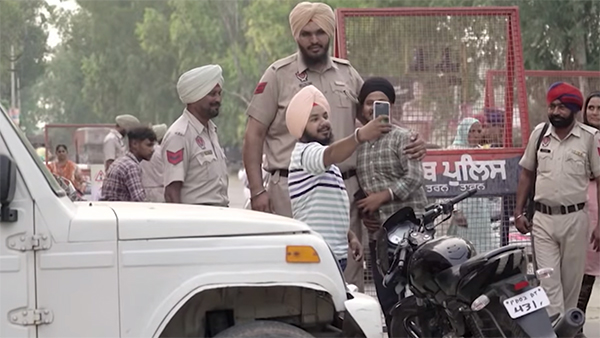 அரசு வழங்கிய காரில் செல்ல முடியாமல் தவித்த போலீஸ்.. பிரச்னையை தீர்க்க என்ன செய்தார் தெரியுமா..?