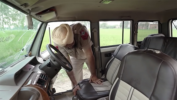 அரசு வழங்கிய காரில் செல்ல முடியாமல் தவித்த போலீஸ்.. பிரச்னையை தீர்க்க என்ன செய்தார் தெரியுமா..?