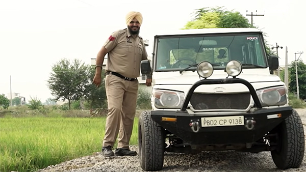 அரசு வழங்கிய காரில் செல்ல முடியாமல் தவித்த போலீஸ்.. பிரச்னையை தீர்க்க என்ன செய்தார் தெரியுமா..?