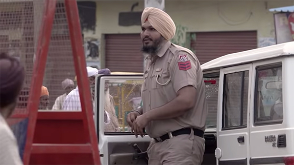 அரசு வழங்கிய காரில் செல்ல முடியாமல் தவித்த போலீஸ்.. பிரச்னையை தீர்க்க என்ன செய்தார் தெரியுமா..?