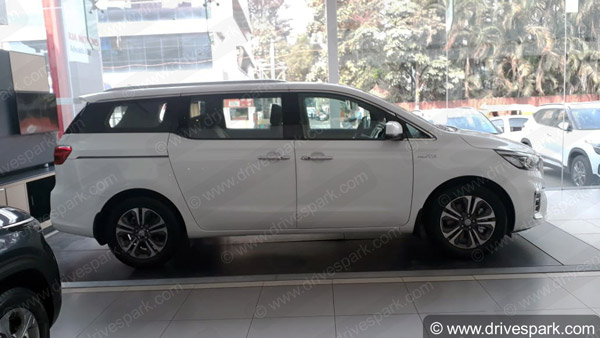 புது அத்தியாயம் படைக்கும் கியா கார்னிவல் சொகுசு எம்பிவி.. ஒரே நாளில் இத்தனை யூனிட்டுகள் டெலிவரி வழங்கப்பட்டதா..?