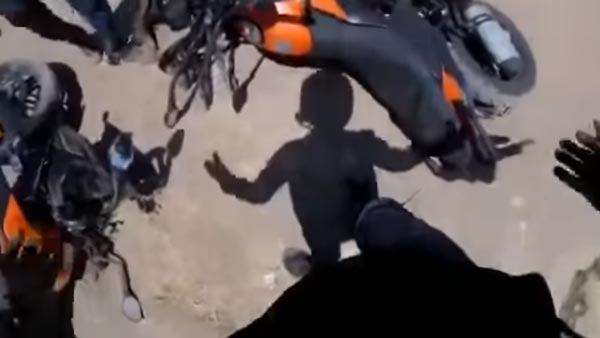 நேருக்கு நேராக மோதிய இரு விலையுயர்ந்த பைக்குகள்... சாகசம் செய்தபோது நிகழ்ந்த விபரீதம்.. ஷாக் வீடியோ!