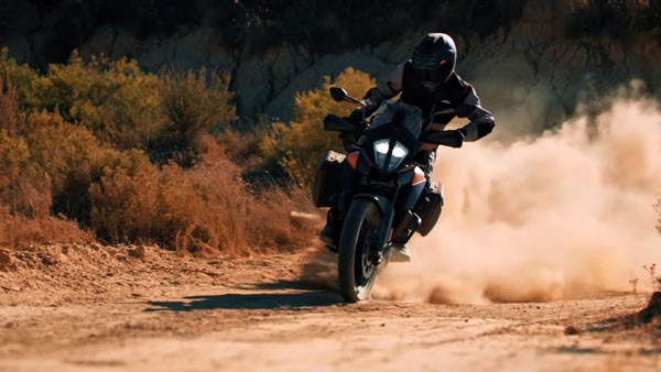 நேருக்கு நேராக மோதிய இரு விலையுயர்ந்த பைக்குகள்... சாகசம் செய்தபோது நிகழ்ந்த விபரீதம்.. ஷாக் வீடியோ!