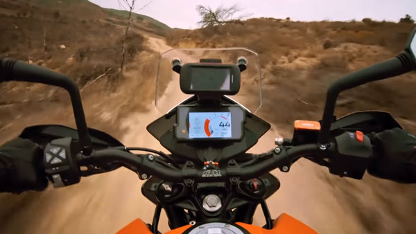 நேருக்கு நேராக மோதிய இரு விலையுயர்ந்த பைக்குகள்... சாகசம் செய்தபோது நிகழ்ந்த விபரீதம்.. ஷாக் வீடியோ!