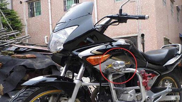 பைக் ஓனரை வைத்தே மின் விளக்கை உடைத்த ஈரோடு போலீஸ்.. அதிரடிக்கான காரணம் தெரிஞ்சா ஷாக் ஆய்டுவீங்க!