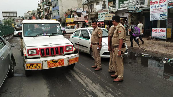 காவலர்களிடம் கடுமையான வாக்குவாதத்தில் ஈடுபட்ட இளைஞர்... எதற்காக தெரிஞ்சா ஷாக் ஆயிடுவீங்க!