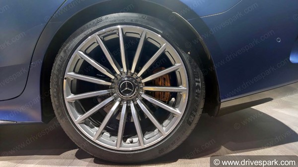 புது பொலிவூட்டப்பட்ட இ-கிளாஸ் சொகுசு காரை உலகளவில் வெளியீடு செய்த பென்ஸ்.. அசத்தலான அம்சத்துடன் அறிமுகம்!