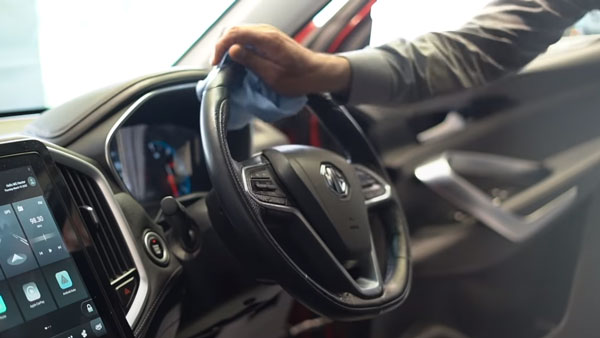 கொரோனா அச்சம்: புதிய கார்களை டீலர்கள் எப்படி சுத்தம் செய்கிறார்கள் தெரியுமா? எம்ஜி-யின் அதிரடி நடவடிக்கை!