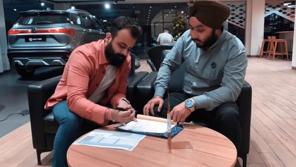 வயதான தந்தையை ஆச்சரிய பரிசால் வியக்க வைத்த இளைஞர்... காரை எப்படி வாங்கினார் தெரிஞ்சா அசந்துருவீங்க! வயதான தந்தையை ஆச்சரிய பரிசால் வியக்க வைத்த இளைஞர்... காரை எப்படி வாங்கினார் தெரிஞ்சா அசந்துருவீங்க!