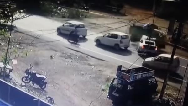 விபத்தில் சிக்கிய காஸ்ட்லி கார்... உதவிக்கு ஓடி வந்தவர்களுக்கு கிடைத்த ஆச்சரியம்... என்னனு தெரியுமா?