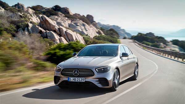 புது பொலிவூட்டப்பட்ட இ-கிளாஸ் சொகுசு காரை உலகளவில் வெளியீடு செய்த பென்ஸ்.. அசத்தலான அம்சத்துடன் அறிமுகம்!