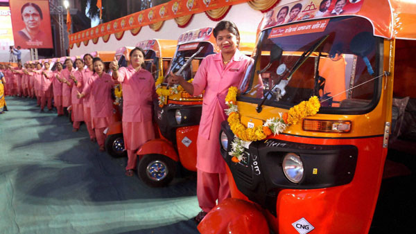 உயிரை துச்சமென நினைத்து துணிச்சலாக களத்தில் இறங்கிய 25 பெண்கள்.. சூடுபிடிக்கும் கொரோனாவிற்கு எதிரான போராட்டம்..