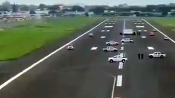 விநோதம்... விமான ஓடு தளத்தில் கார்களை பார்க் செய்த போலீஸ்காரர்கள்... ஏன் தெரிஞ்சா ஷாக் ஆயிடுவீங்க..!