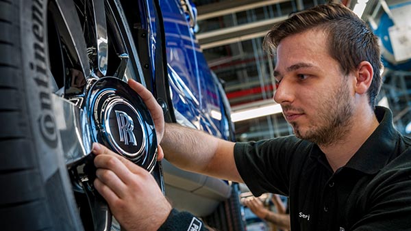 கொரோனோ கோரத்தாண்டவம்... கார் ஆலைகளில் உற்பத்தி நிறுத்தம்! கொரோனோ கோரத்தாண்டவம்... கார் ஆலைகளில் உற்பத்தி நிறுத்தம்!