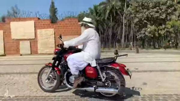 உலகமே கலக்கத்தில் இருக்க புதிய பைக்கில் ரைடு வந்த பிரபல சாமியார்... யாருனு தெரிஞ்சா ஷாக் ஆயிடுவீங்க..!