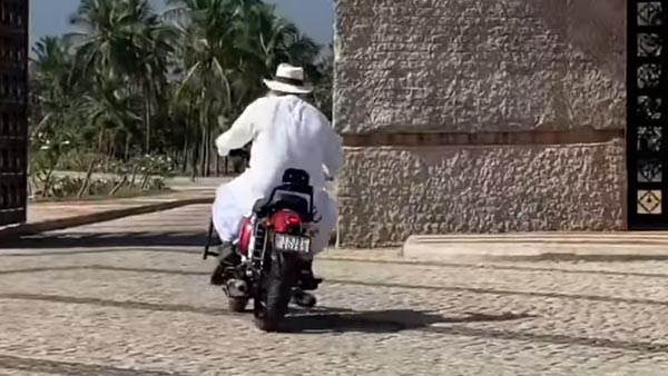 உலகமே கலக்கத்தில் இருக்க புதிய பைக்கில் ரைடு வந்த பிரபல சாமியார்... யாருனு தெரிஞ்சா ஷாக் ஆயிடுவீங்க..!