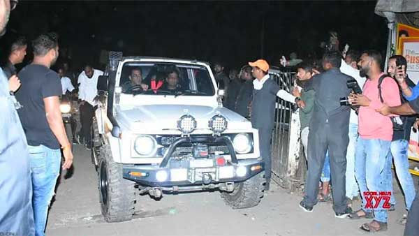 சாதாரண காரில் மிகவும் எளிமையாக வலம் வந்த பிரபலம்... உத்து பார்த்ததும் ஆச்சரியத்தில் மூழ்கிய மக்கள்