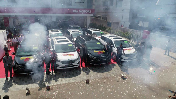 புது அத்தியாயம் படைக்கும் கியா கார்னிவல் சொகுசு எம்பிவி.. ஒரே நாளில் இத்தனை யூனிட்டுகள் டெலிவரி வழங்கப்பட்டதா..?