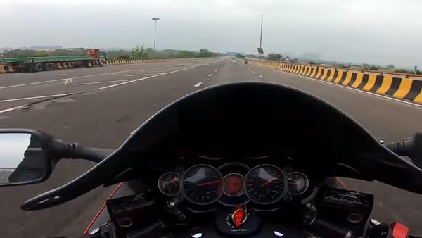 கொத்து கொத்தாக உயிர்கள் பலியாகும் நிலையில் இளைஞர் செய்த காரியம்... வீடியோவை பார்த்து ஷாக் ஆன மக்கள்