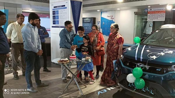 அனைவரும் காத்து கிடந்த டாடா எலெக்ட்ரிக் காரின் டெலிவரி தொடங்கியது... விலை எவ்ளோனு பாத்தீங்களா?