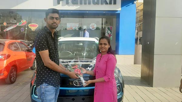 அனைவரும் காத்து கிடந்த டாடா எலெக்ட்ரிக் காரின் டெலிவரி தொடங்கியது... விலை எவ்ளோனு பாத்தீங்களா?