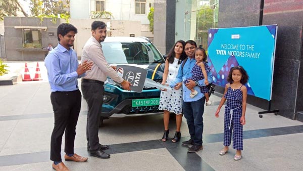 அனைவரும் காத்து கிடந்த டாடா எலெக்ட்ரிக் காரின் டெலிவரி தொடங்கியது... விலை எவ்ளோனு பாத்தீங்களா?