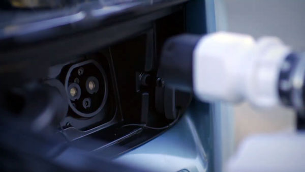 மின்வாகனத்திற்கான ரோபோ பவர் பேங்க்.. இது நீங்கள் இருக்கும் இடத்தை தேடி வந்து சார்ஜ் செய்யும்..