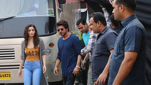 சாதா வேன்களை உல்லாச கப்பலாக மாற்றிய நடிகர்கள்.. விக்ரம் டூ ஷாருக்கான் பயன்படுத்தும் வேனிட்டி வேன்கள்! 