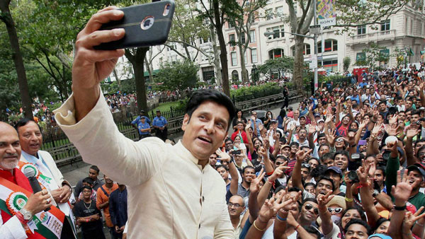 சியான் விக்ரம்-க்காக உருவாகிய மினி சொர்க்கம்.. அடேங்கப்பா இந்த வாகனத்துல இவ்ளோ வசதி.. நம்பவே முடியலையே..! சியான் விக்ரம்-க்காக உருவாகிய மினி சொர்க்கம்.. அடேங்கப்பா இந்த வாகனத்துல இவ்ளோ வசதி.. நம்பவே முடியலையே..!