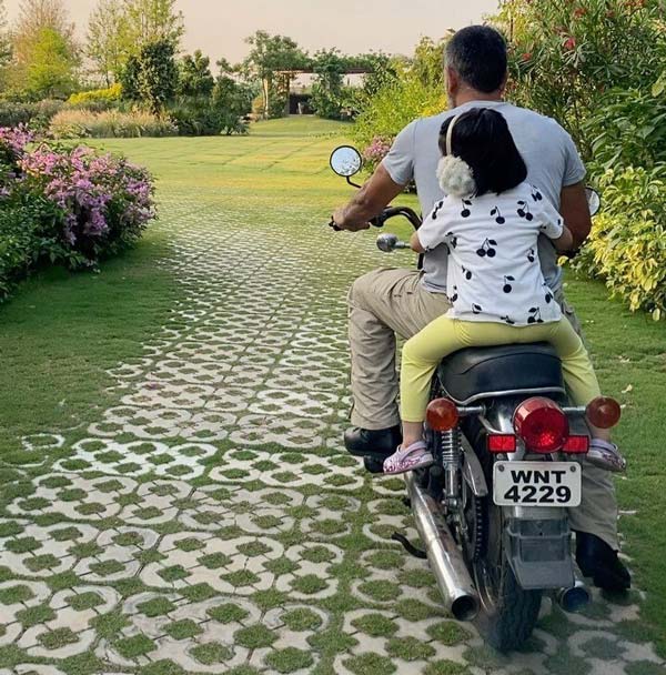 ஊரடங்கு உத்தரவை மீறினாரா நம்ம தல தோனி..? மகளுடன் ஜாலியாக வலம் வரும் வைரல் வீடியோ.. 