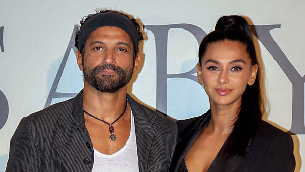 வெளிய வரவே அச்சப்படும் மக்கள்.. விலையுயர்ந்த காரில் கெத்தாக வந்திறங்கிய பிரபல நடிகர்.. எதற்காக தெரியுமா?