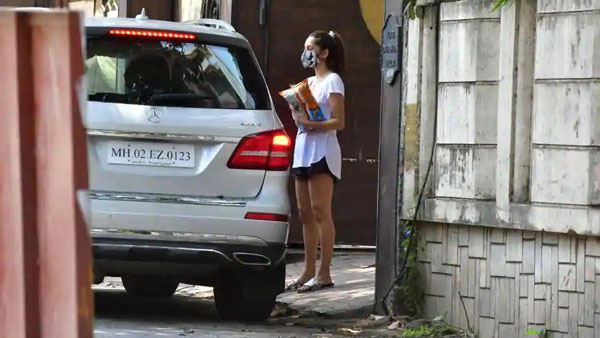 வெளிய வரவே அச்சப்படும் மக்கள்.. விலையுயர்ந்த காரில் கெத்தாக வந்திறங்கிய பிரபல நடிகர்.. எதற்காக தெரியுமா?