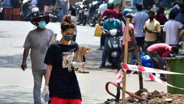 வெளிய வரவே அச்சப்படும் மக்கள்.. விலையுயர்ந்த காரில் கெத்தாக வந்திறங்கிய பிரபல நடிகர்.. எதற்காக தெரியுமா?