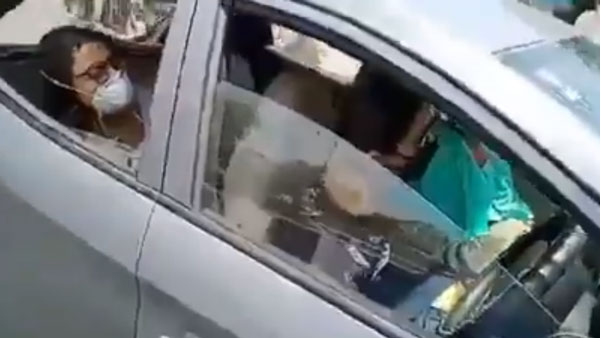 நடு ரோட்டில் கதறி அழுத இளம்பெண்.. இதற்காகதான் இந்த நாடகமா! என்னம்மா இப்படி பண்றீங்களேமா...