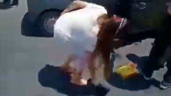 நடு ரோட்டில் கதறி அழுத இளம்பெண்.. இதற்காகதான் இந்த நாடகமா! என்னம்மா இப்படி பண்றீங்களேமா...