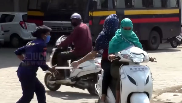 ஸ்கூட்டரில் ஆட்டம் காட்டிய பெண்கள்.. இருவரையும் கொத்தாக தூக்கிய போலீஸ்... வைரல் வீடியோ!