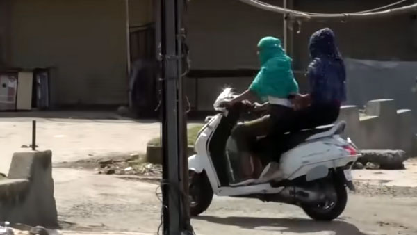 ஸ்கூட்டரில் ஆட்டம் காட்டிய பெண்கள்.. இருவரையும் கொத்தாக தூக்கிய போலீஸ்... வைரல் வீடியோ!