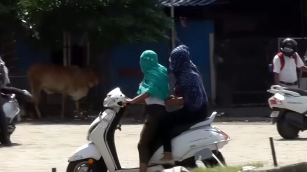 ஸ்கூட்டரில் ஆட்டம் காட்டிய பெண்கள்.. இருவரையும் கொத்தாக தூக்கிய போலீஸ்... வைரல் வீடியோ!