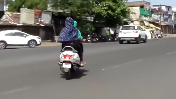 ஸ்கூட்டரில் ஆட்டம் காட்டிய பெண்கள்.. இருவரையும் கொத்தாக தூக்கிய போலீஸ்... வைரல் வீடியோ!