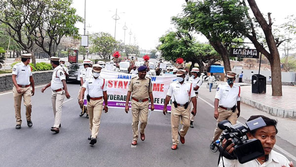 அடிச்சு அடிச்சு சலுச்சு போச்சு... மரண பயத்தை காட்டுனாதான் சரியா இருக்கும்... நடுங்க வைக்கும் போலீஸ் அடிச்சு அடிச்சு சலுச்சு போச்சு... மரண பயத்தை காட்டுனாதான் சரியா இருக்கும்... நடுங்க வைக்கும் போலீஸ்