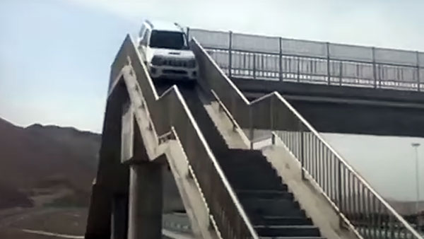 வைரலாகும் வீடியோ... பாலத்தின் படிக்கட்டுகளில் காரை ஏற்றி, இறக்கிய சாகச டிரைவர்... எதற்காக தெரியுமா?