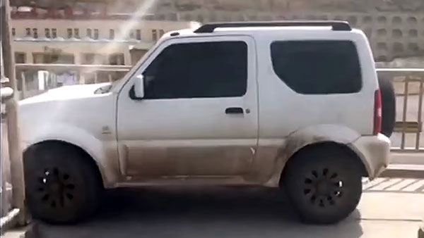 வைரலாகும் வீடியோ... பாலத்தின் படிக்கட்டுகளில் காரை ஏற்றி, இறக்கிய சாகச டிரைவர்... எதற்காக தெரியுமா?