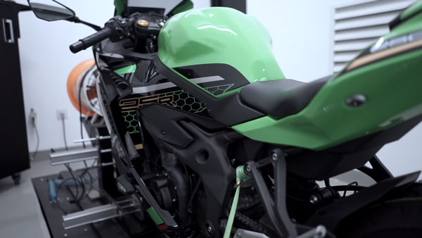 மிரட்டலான சைலன்ஸர் சத்தத்துடன் கவாஸாகி நிஞ்சா இசட்எக்ஸ்-25ஆர்... இந்த வீடியோவை பாருங்க தெரியும்...!