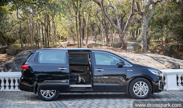 அறிமுகமான 3 மாதங்களிலேயே விற்பனையில் புதிய மைல்கல்லை தொட்ட கியா கார்னிவல்...