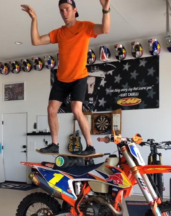 ஜிம்கள் திறக்கப்படாததால் கேடிஎம் பைக்குடன் உடற்பயிற்சி... விபரீத செயலில் ஈடுப்பட்ட பிரபல பைக் ரேஸர்