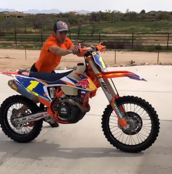 ஜிம்கள் திறக்கப்படாததால் கேடிஎம் பைக்குடன் உடற்பயிற்சி... விபரீத செயலில் ஈடுப்பட்ட பிரபல பைக் ரேஸர்